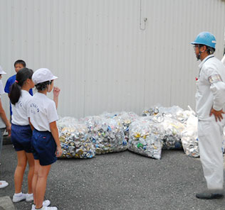 群馬県の小学校でのアルミ缶回収活動