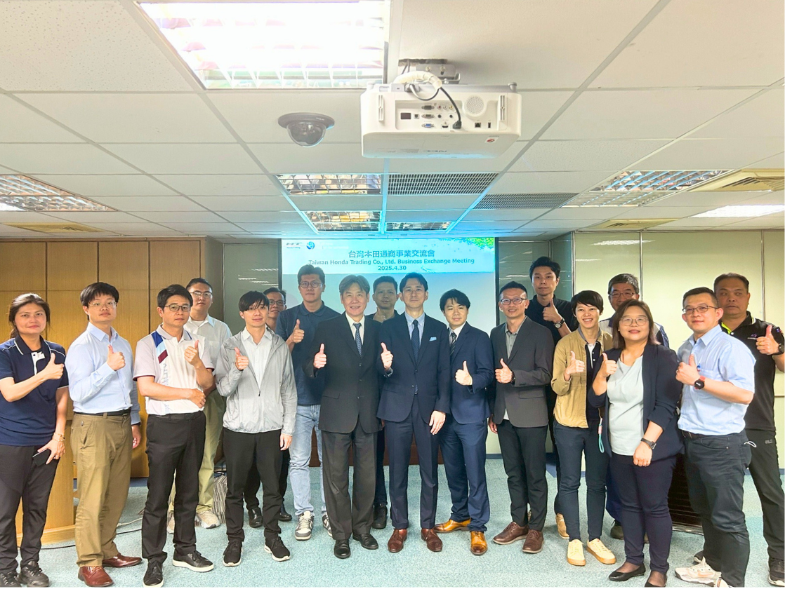 With Director Chang of TAITRA Kaohsiung and representatives from participating companies